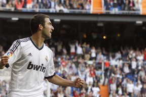 九游社区-横滨水手防守稳健失球减少，横滨水手vs